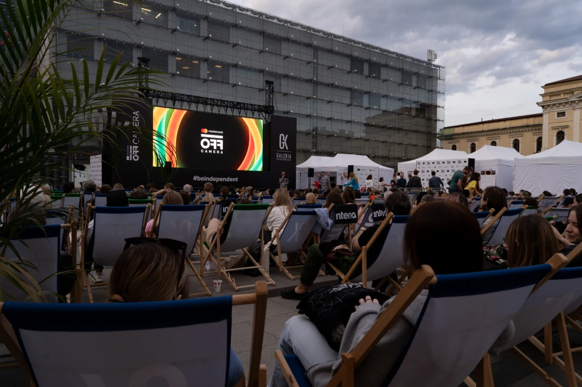 "Tyle słońca w całym mieście, nie widziałeś tego jeszcze" - śpiewała Anna Jantar. Rzeczywiście, nie dość, że słońce zagościło do Krakowa na dobre, to trzeci dzień Festiwalu Mastercard OFF CAMERA upłynął pod znakiem serialowych premier, których jeszcze nie widzieliśmy na małych ekranach.