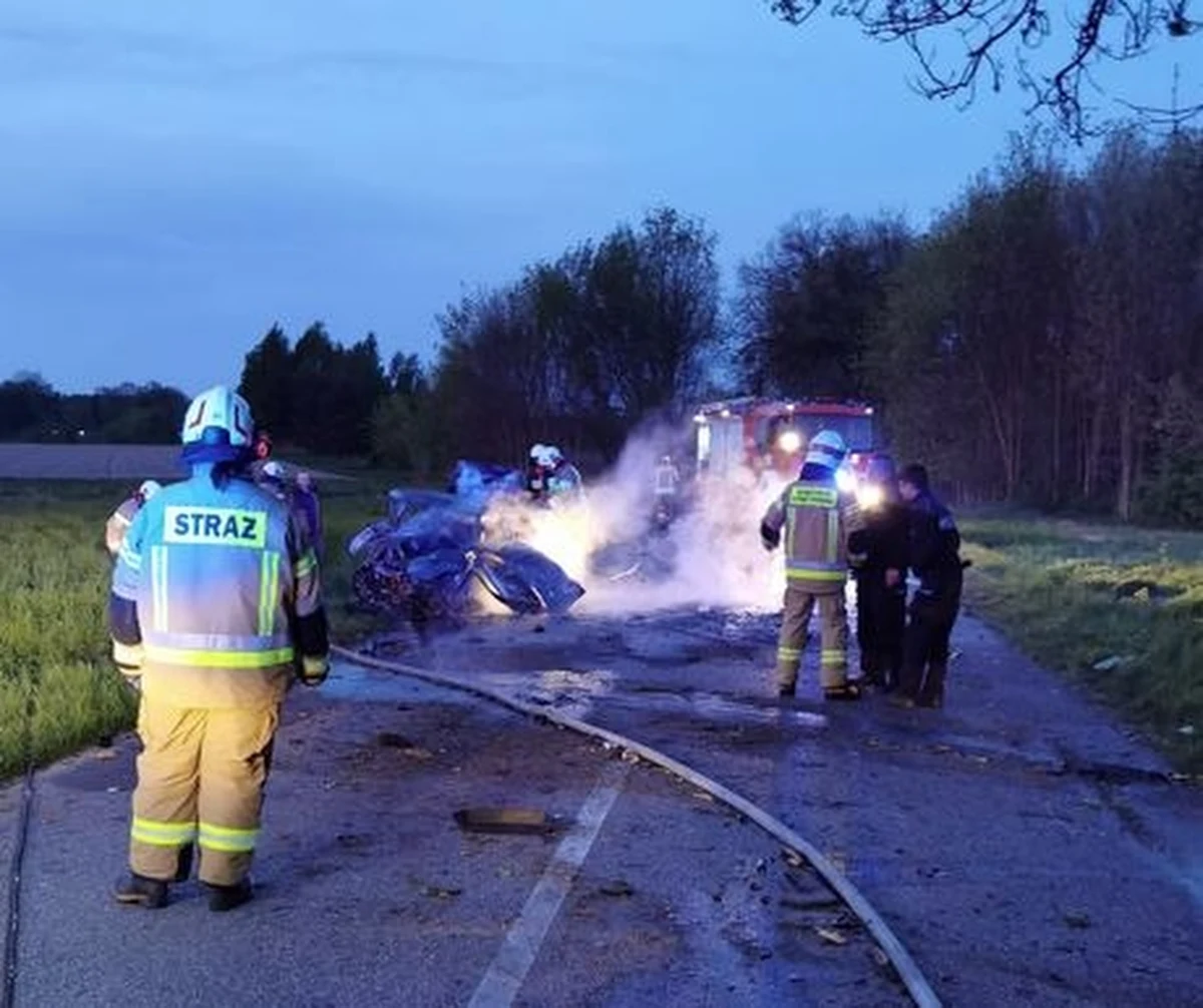Nie żyje kierowca, który nie zatrzymał się do policyjnej kontroli w powiecie mińskim. Kierujący volkswagenem zjechał na pobocze, uderzył w drzewo, a jego auto stanęło w płomieniach.