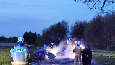 Nie zatrzymał się do kontroli. Samochód uderzył w drzewo, kierowca zginął