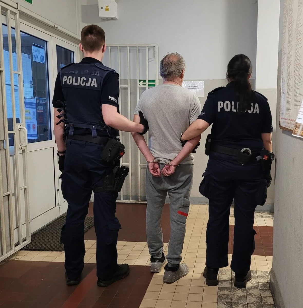 59-letni kierowca był zdeterminowany, by uniknąć policyjnej kontroli, bo miał w organizmie ponad 0,6 promila alkoholu. Podczas ucieczki uderzył w policyjny radiowóz i dwa inne auta, a jazdę skończył w przydrożnym rowie. Mężczyzna podróżował z 7-letnią wnuczką i ze znajomym.         