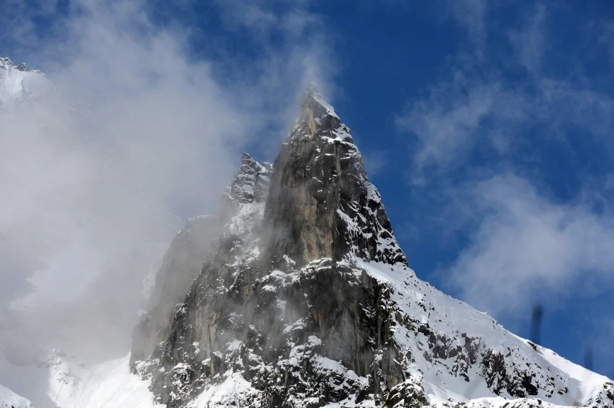 Należy spodziewać się lawin gruntowych na wszystkich tatrzańskich stokach - ostrzegają ratownicy Tatrzańskiego Ochotniczego Pogotowia Ratunkowego. Ma to związek ze znacznym ociepleniem. Szczególnie niebezpieczne mogą być nasłonecznione stoki.