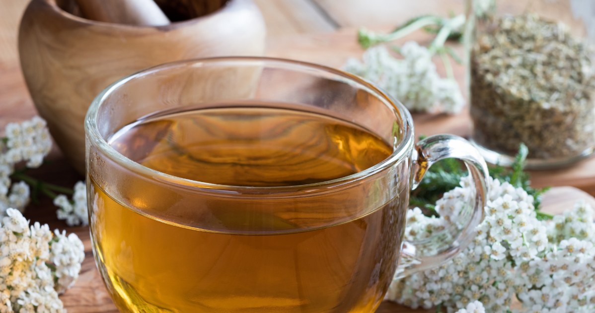 Łagodzi bóle i napięcie. ​Napar z krwawnika stosuj nie tylko na dolegliwości kobiece