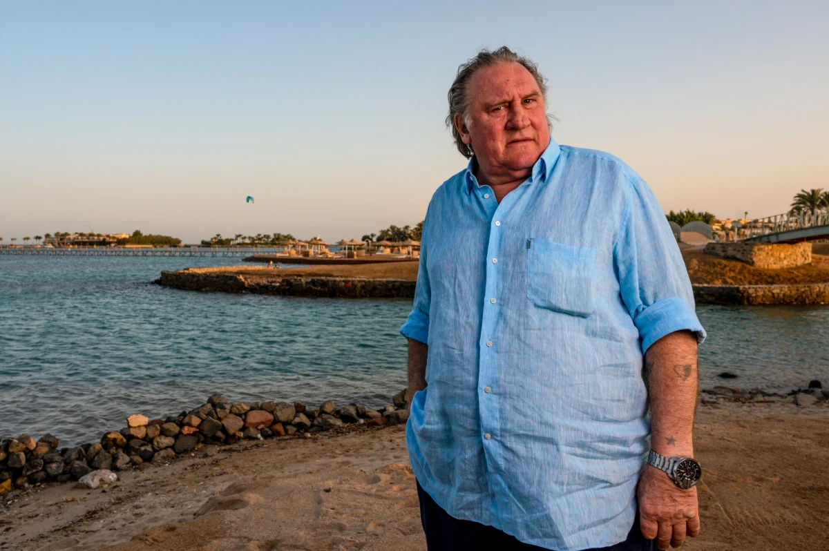 Słynny francuski aktor Gerard Depardieu został w poniedziałek zatrzymany przez paryską policję. Przesłuchano go w związku z oskarżeniami o molestowanie seksualne i wypuszczono. Prokuratura poinformowała, że francuski gwiazdor stanie przed sądem w październiku - podaje "Le Figaro".