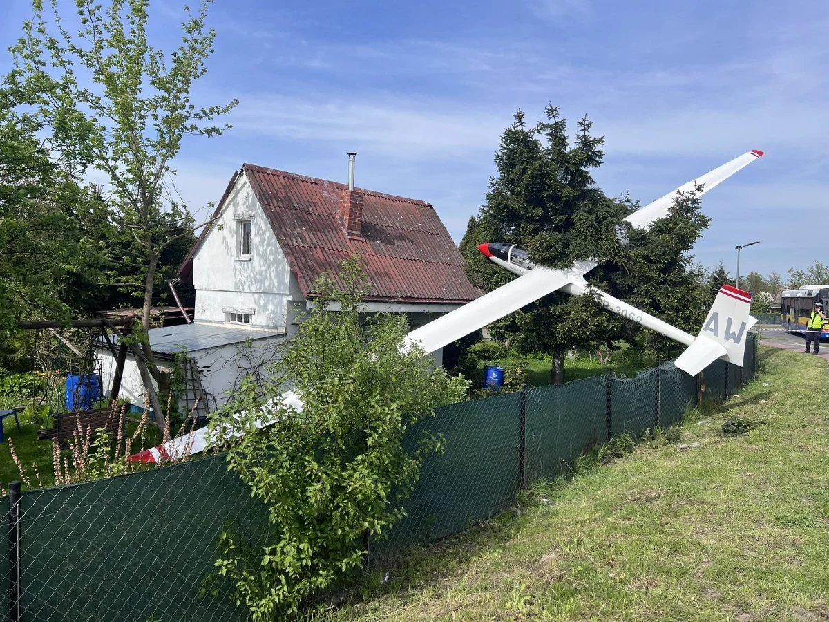 Szybowiec zawisł w koronach drzew na terenie ogródków działkowych w Płocku na Mazowszu. Pilotowi na szczęście nic się nie stało.