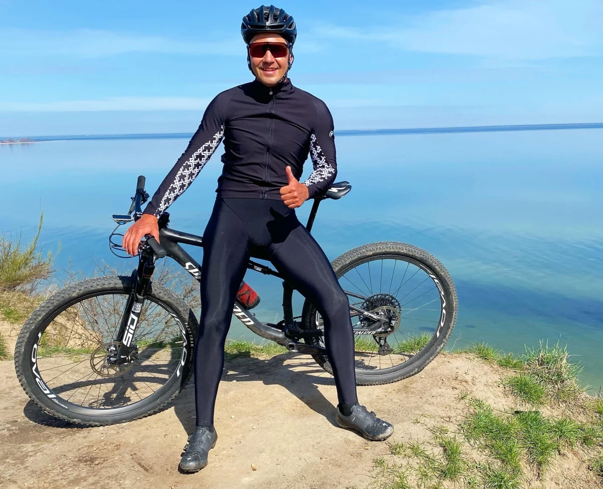 Paweł Poljański przejechał w zawodowym peletonie największe kolarskie wyścigi świata - Tour de France, Giro d’Italia czy Vuelta a Espana. Jeździł w barwach drużyna Tinkoff czy Bora-Hansgrohe, gdzie był pomocnikiem Rafała Majki. W grudniu 2020 roku w wieku zaledwie 30 lat postanowił zakończyć karierę. Jak teraz podkreśla, była to bardzo dobra decyzja.  