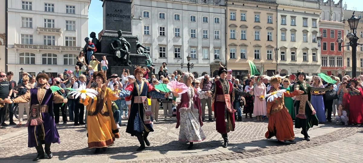 Około dwustu tancerzy, mieszkańców i turystów zatańczyło dziś na krakowskim rynku tradycyjnego poloneza. To z okazji Międzynarodowego Dnia Tańca, ale wydarzenie miało być też oficjalnym powitaniem wiosny w Krakowie.