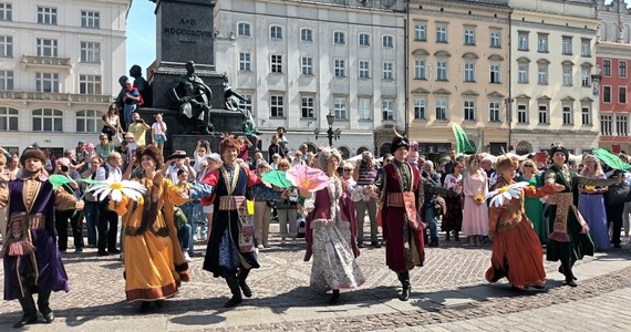 Około dwustu tancerzy, mieszkańców i turystów zatańczyło dziś na krakowskim rynku tradycyjnego poloneza. To z okazji Międzynarodowego Dnia Tańca, ale wydarzenie miało być też oficjalnym powitaniem wiosny w Krakowie.