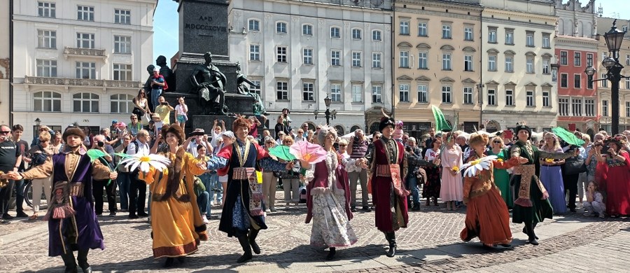 Około dwustu tancerzy, mieszkańców i turystów zatańczyło dziś na krakowskim rynku tradycyjnego poloneza. To z okazji Międzynarodowego Dnia Tańca, ale wydarzenie miało być też oficjalnym powitaniem wiosny w Krakowie.