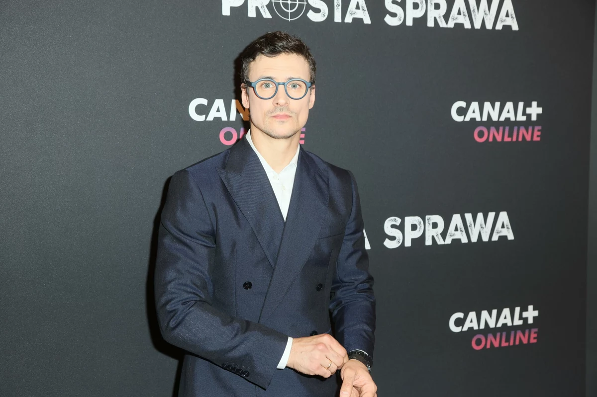"Prosta sprawa" to trzecia – po "Żmijowisku" i "Wyrwie" – powieść Wojciecha Chmielarza, która doczekała się ekranizacji. Za reżyserię i scenariusz odpowiedzialny jest twórca opowiadającej o środowisku kiboli "Furiozy" – Cyprian T. Olencki. Pierwszy odcinek tej produkcji, która będzie mieć premierę 17 maja, został przedpremierowo pokazany na krakowskim festiwalu Mastercard OFF CAMERA. Jakie wrażenie robi?