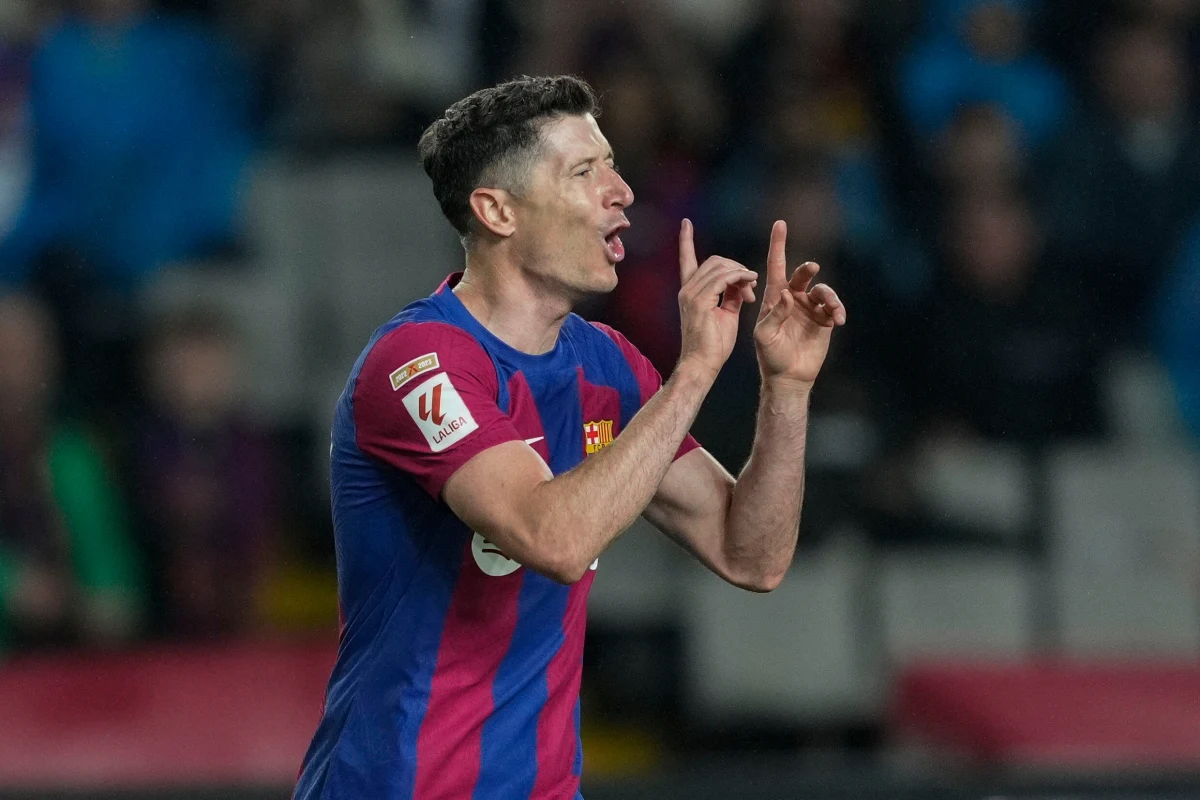 Piłkarze Barcelony wygrali u siebie z Valencią 4:2 na zakończenie 33. kolejki hiszpańskiej ekstraklasy. Robert Lewandowski strzelił dwa gole głową, a w doliczonym czasie trafił do bramki z rzutu wolnego. To pierwszy hat-trick kapitana reprezentacji Polski w La Liga.