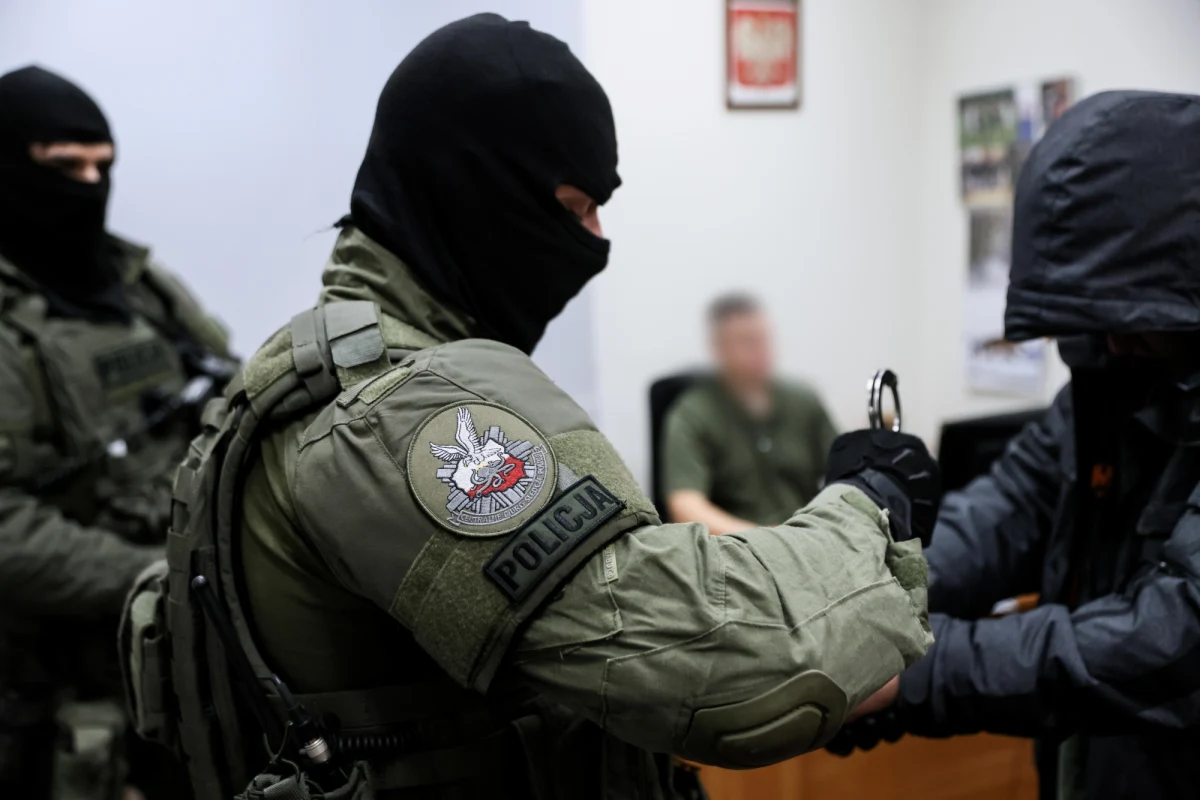 Policjanci z Centralnego Biura Śledczego Policji oraz komendy na Woli zatrzymali 16 osób podejrzewanych o handel narkotykami. Mogli sprzedać ponad 130 kg marihuany i 27 kg amfetaminy. Łącznie w śledztwie występuje już 126 podejrzanych.