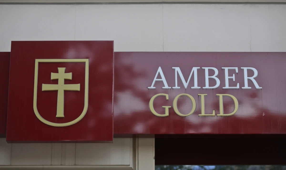 Sprawa Amber Gold wraca na wokandę. Sąd Apelacyjny w Warszawie rozstrzygnie, czy państwo zapłaci odszkodowania poszkodowanym w jednej z najgłośniejszych afer III RP - pisze we wtorek "Dziennik Gazeta Prawna".