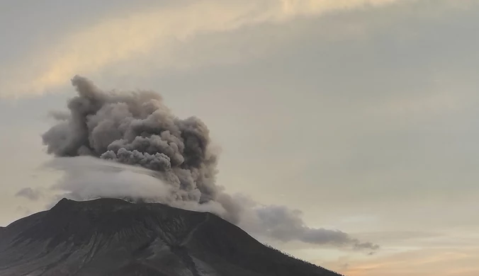 Potężna erupcja wulkanu. Popiół wzbił się na prawie dwa kilometry