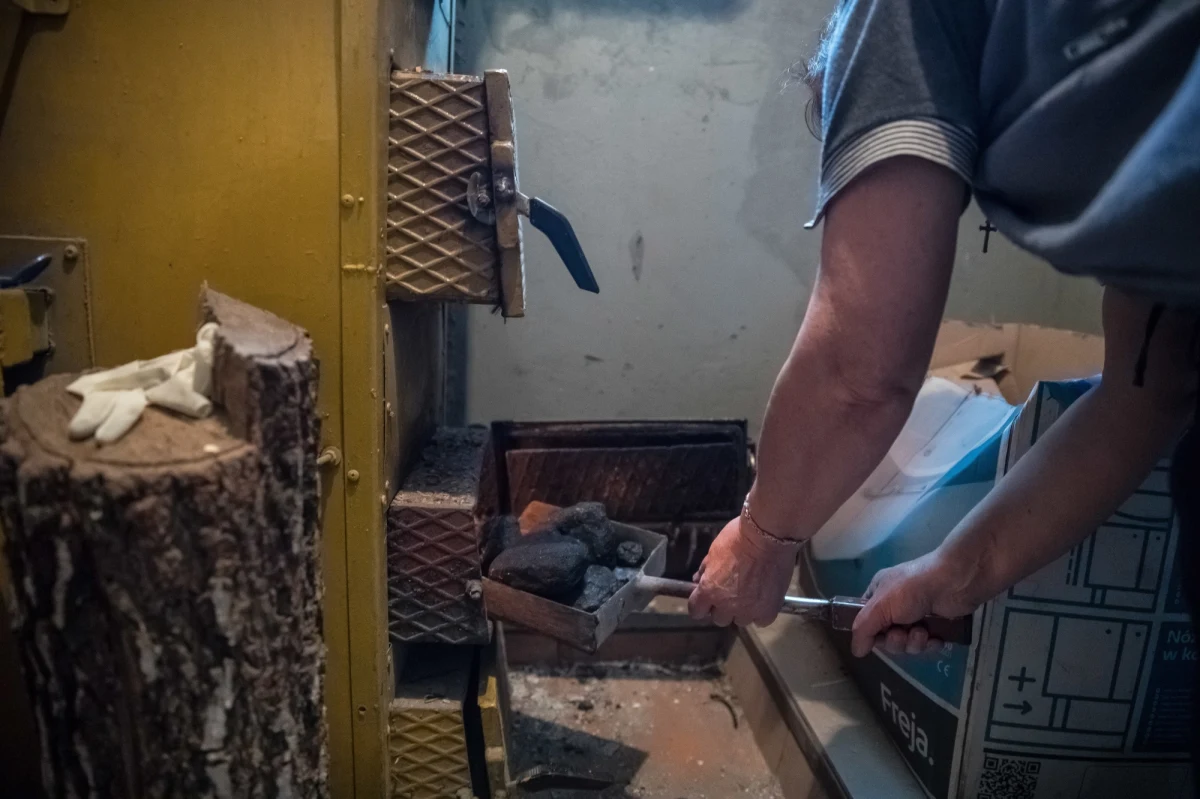 Zgodnie z uchwałą antysmogową w województwie małopolskim od 1 maja zabronione będzie użytkowanie kotłów poniżej 3 klasy do ogrzewania budynków. Ograniczenia dotkną też właścicieli kominków na drewno - muszą one spełniać specjalne wymogi.