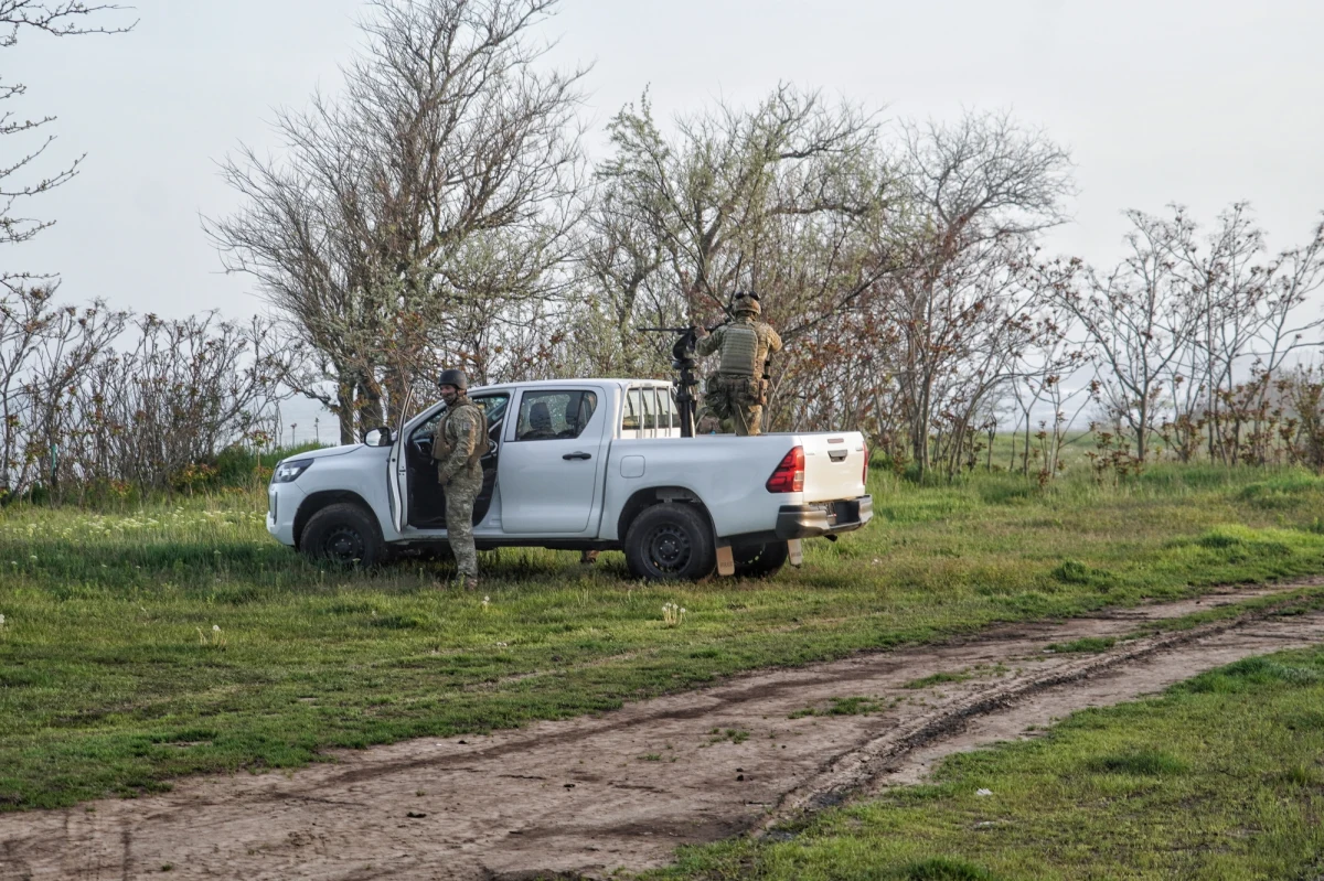 Każdego dnia ukraińscy pogranicznicy zatrzymują ok. 10 mężczyzn, którzy nielegalnie próbują uciec z kraju w celu uniknięcia poboru. Takie próby wielokrotnie kończyły się śmiercią. Od początku rosyjskiej inwazji w ten sposób zginęło już ok. 30 osób.