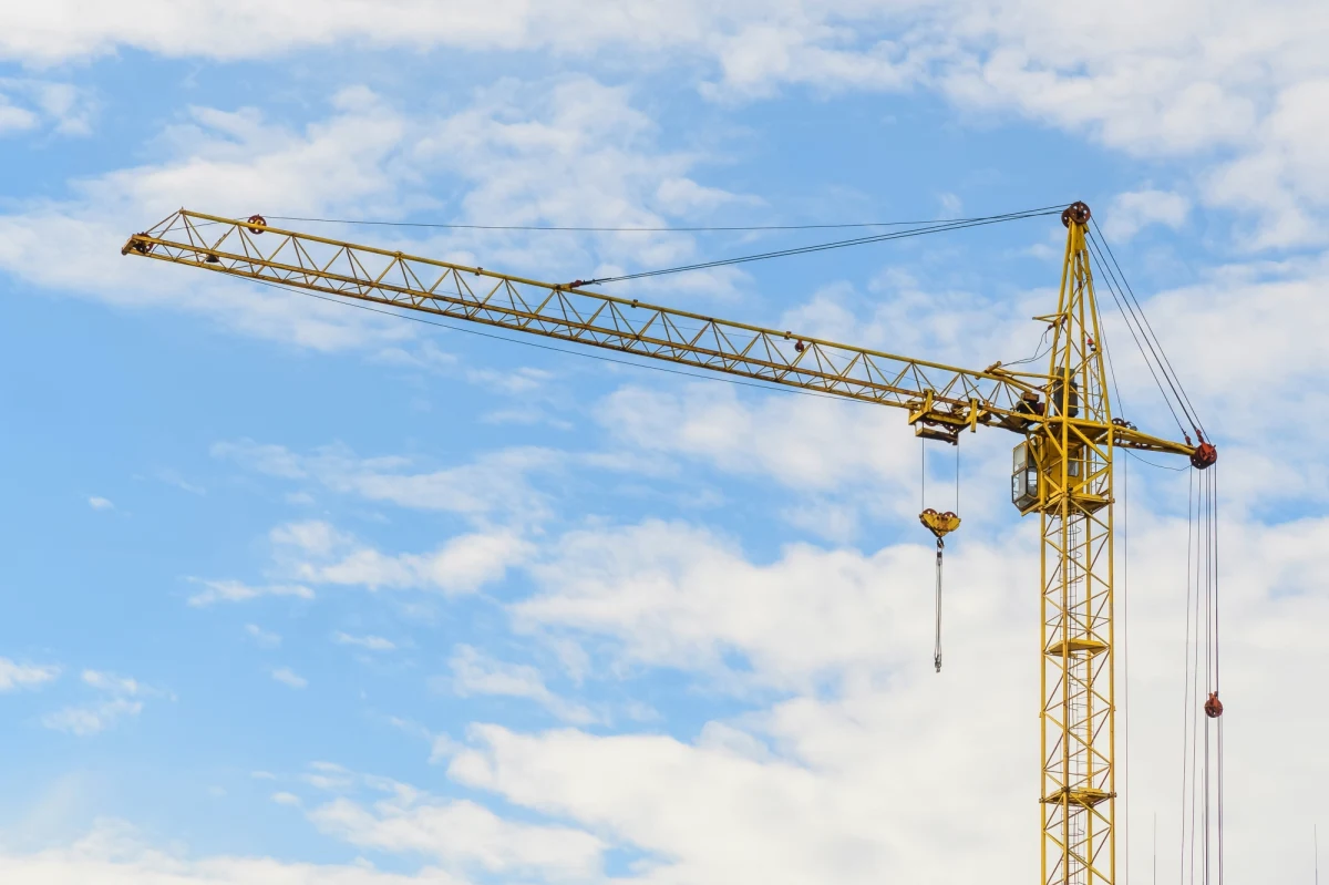 Blisko 3 promile alkoholu miał w organizmie 35-latek, który w Lublinie wdrapał się na żurawia budowlanego. Uruchomił dźwig i obracając jego ramię uszkodził linami latarnię uliczną. Mężczyzna został zatrzymany i odpowie za swoje wyczyny.