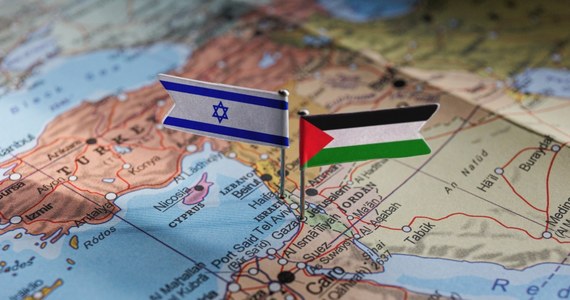 Bez porozumienia z Hamsem o zwolnieniu zakładników armia Izraela może wejść do leżącego w Strefie Gazy miasta Rafah w ciągu 72 godzin - taką informację podał we wtorek izraelski portal Ynet. Głos w sprawie zabrał też premier Benjamin Netanjahu. Operacja wojskowa w Rafah jest nieuchronna - powiedział polityk.