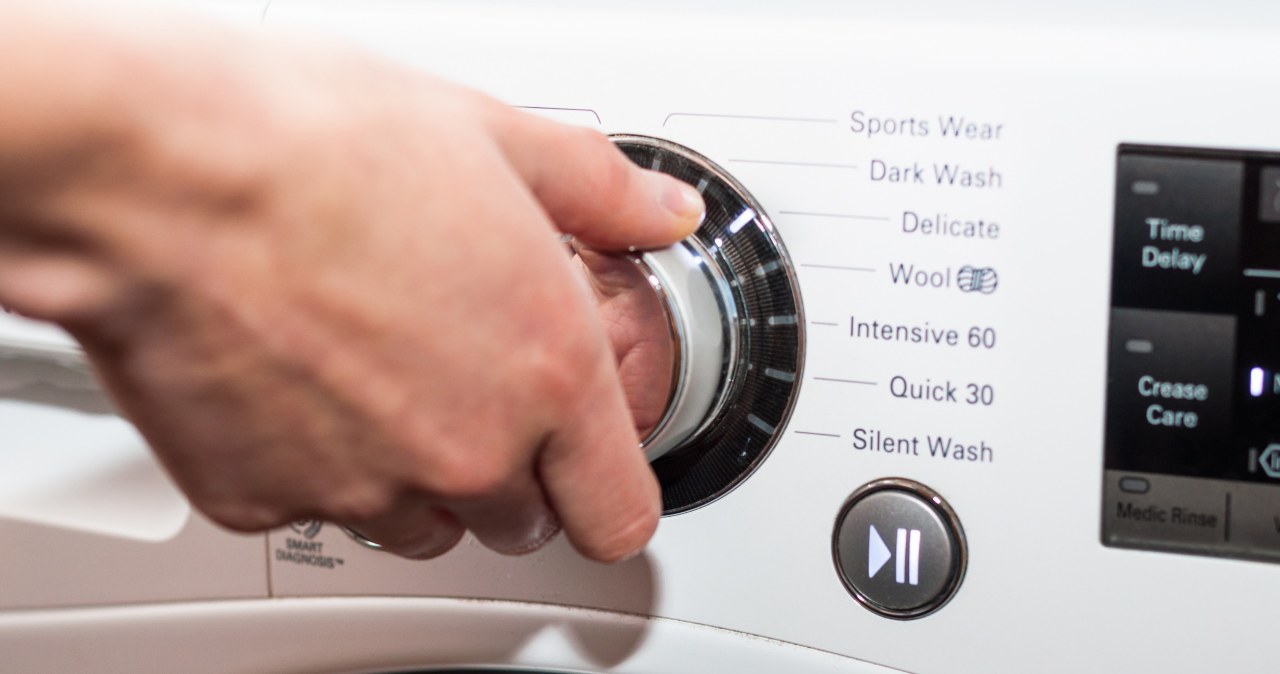 Ubrania należy prać w niższych temperaturach. Naukowe wyjaśnienie