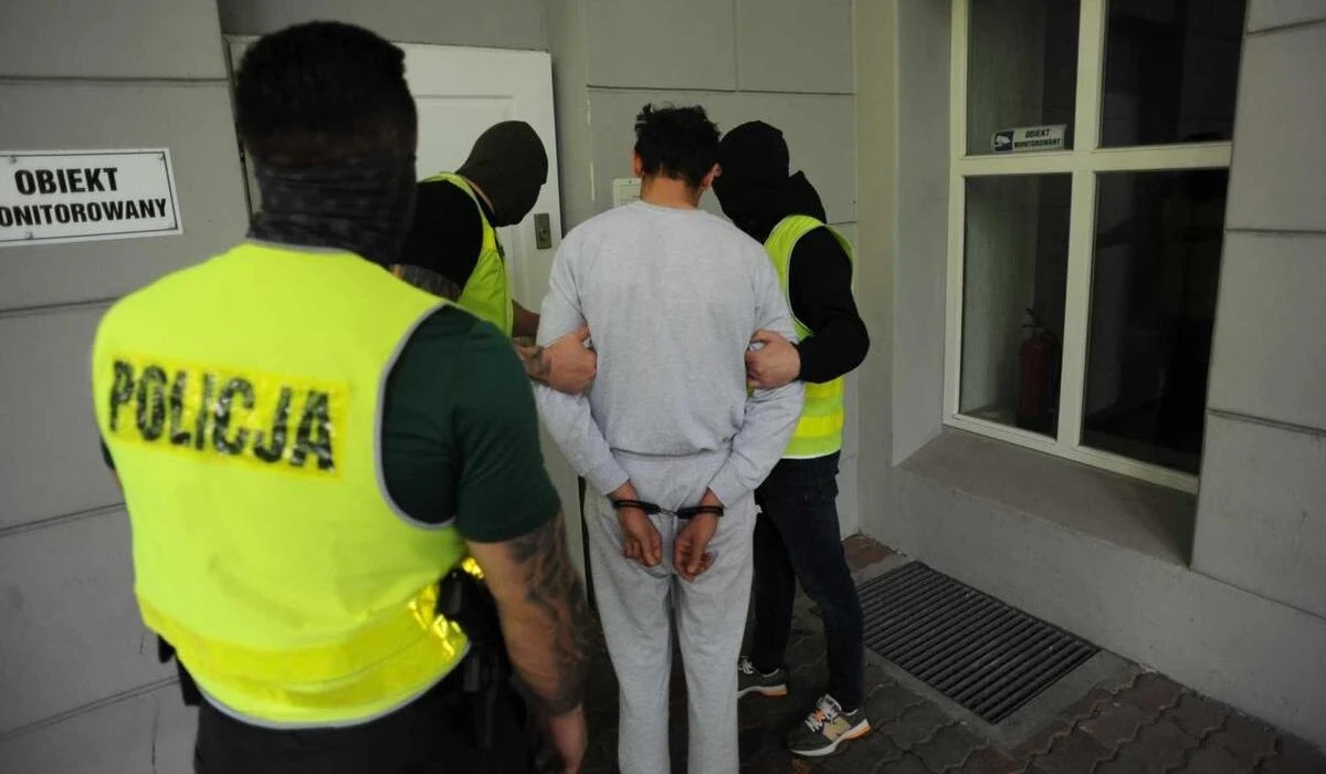 Sąd Rejonowy w Koszalinie zdecydował, że 43-letni Łukasz R., podejrzany o zabójstwo i podpalenie domu w celu zatarcia śladów, najbliższe trzy miesiące spędzi w areszcie. O zastosowanie tego środka zapobiegawczego wnioskowała prokuratura, uzasadniając go m.in. surową karą grożącą mężczyźnie.