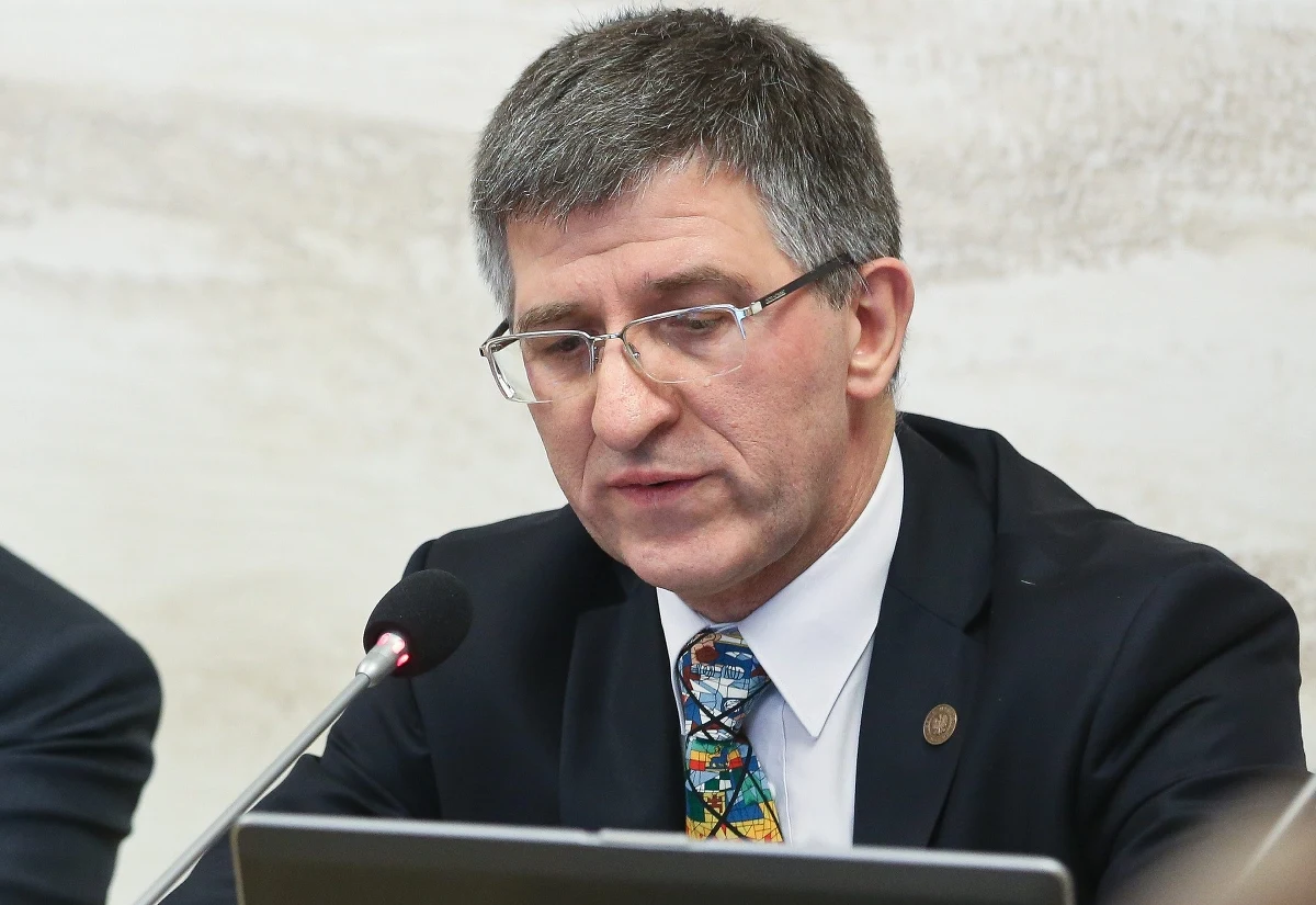 Zbigniew Derdziuk rozpoczął pracę na stanowisku prezesa Zakładu Ubezpieczeń Społecznych. Akt powołania wręczyli Derdziukowi wiceminister rodziny Sebastian Gajewski oraz przewodniczący Rady Nadzorczej ZUS Liwiusz Laska.