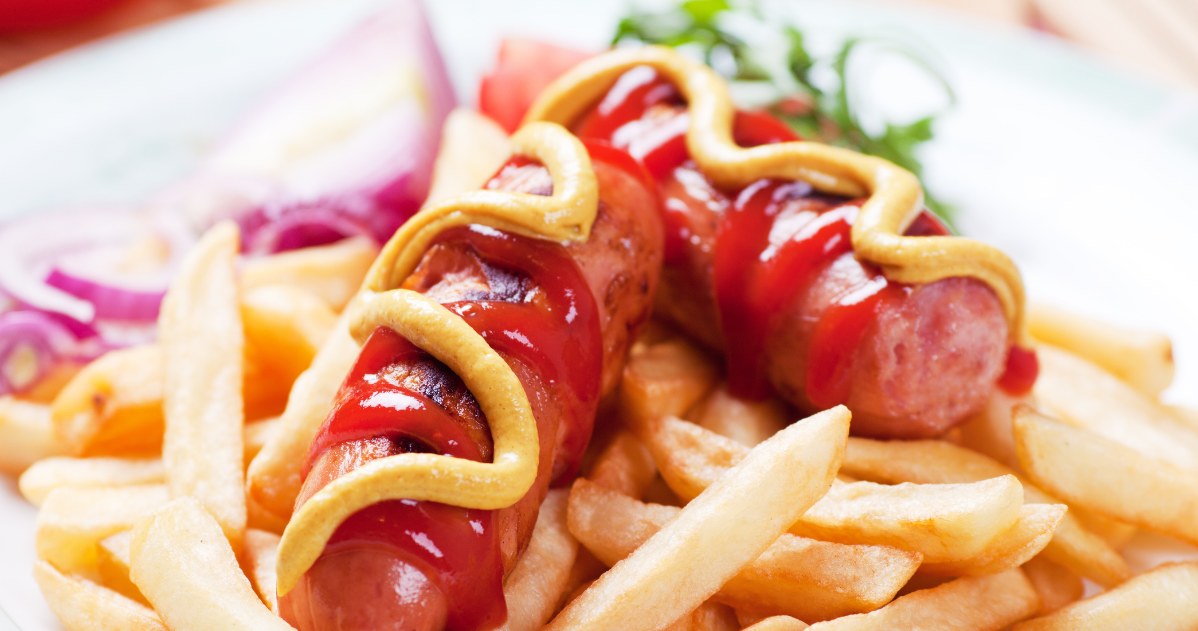 Ketchup, musztarda, pieprz, najpopularniejsze, dodatki, potraw, kuchni, zachodniej, Różnią, siebie, smakiem, kolorem, aromatem,  Ketchup czy musztarda - co jest zdrowsze? Wybieraj nie tylko do kiełbasy