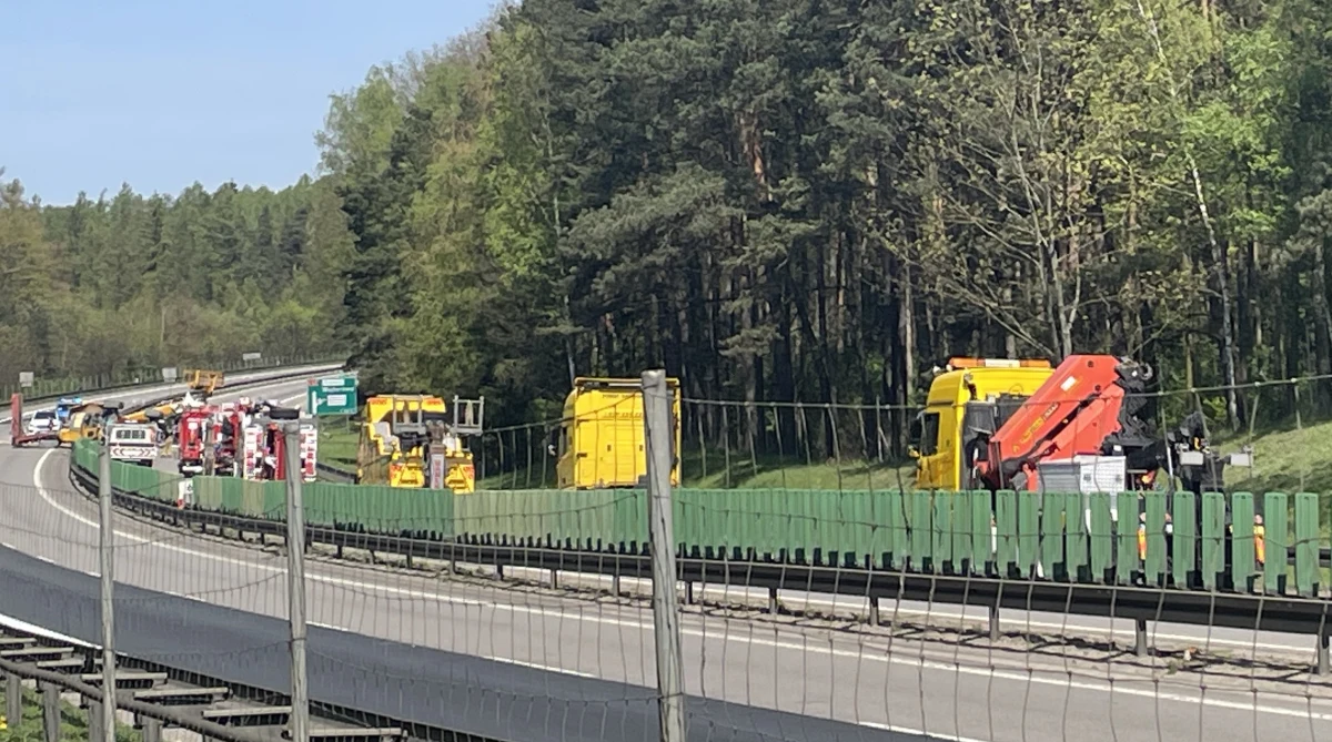 Po kilku godzinach odblokowano obwodnicę Trójmiasta. Utrudnienia trwały od rana po tym, jak między Chwarznem a Wielkim Kackiem z jezdni wypadła laweta i uderzyła w bariery. Kierowca był zakleszczony.