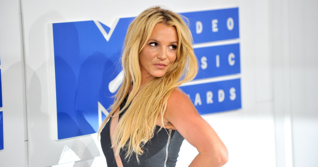 Światowej sławy gwiazda muzyki pop już od dłuższego czasu niepokoi fanów swoim zachowaniem. Britney Spears przeżyła 13 lat w kurateli, przez którą nabawiła się wielu problemów psychicznych. Popularny w show biznesie psychiatra wypowiedział się na temat gwiazdy. Jego zdaniem powinna poddać się leczeniu i ponownej opiece sądowej.