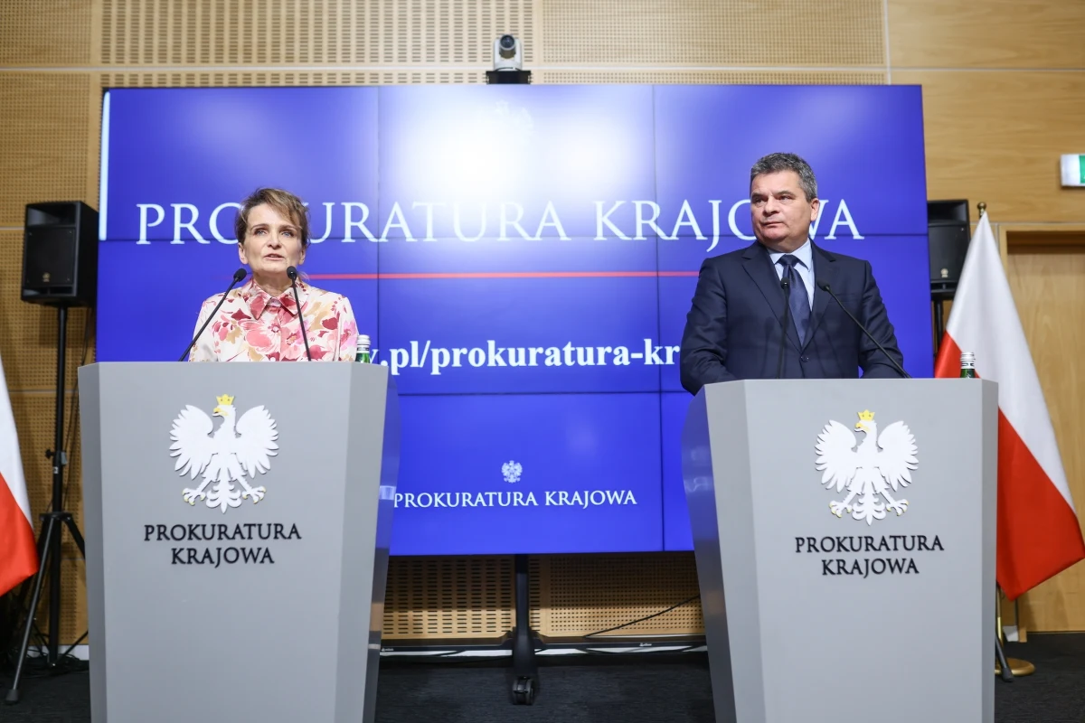 Prokurator krajowy Dariusz Korneluk poinformował, że dokonano przeszukań u byłego prezesa Orlenu Daniela Obajtka oraz kilku byłych dyrektorów Orlenu w związku z trwającymi śledztwami ws. zaniżania cen i fuzji Orlenu z Lotosem. Prokuratorzy poinformowali także o innych śledztwach w sprawie Orlenu.