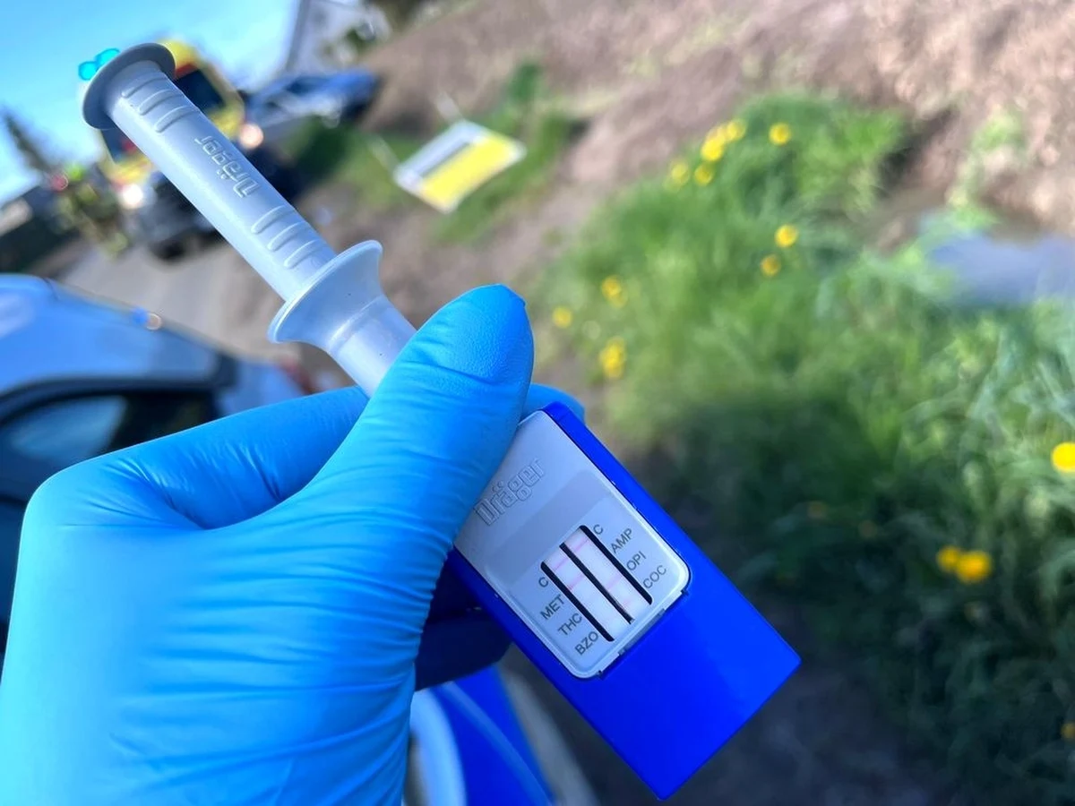 38-latek ze Sławna wjechał samochodem do rowu. Mężczyzna nie był w stanie logicznie wytłumaczyć policjantom, jak to się stało. Kierowca był trzeźwy, ale narkotest wskazał, że jest pod wpływem amfetaminy. Był to początek jego kłopotów.

