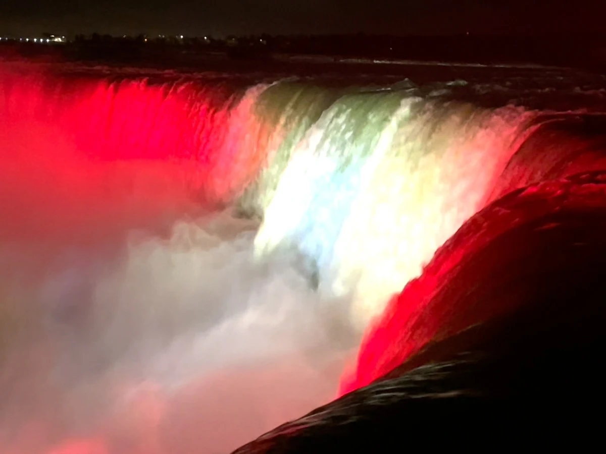 Najsłynniejszy wodospad świata, Niagara, zabłyśnie 2 maja biało-czerwonymi barwami. W ten spektakularny sposób uczczony zostanie Dzień Flagi Rzeczypospolitej Polskiej. Ten niesamowity spektakl światła i wody rozpocznie obchody Miesiąca Dziedzictwa Polskiego w Ontario, Kanadzie.