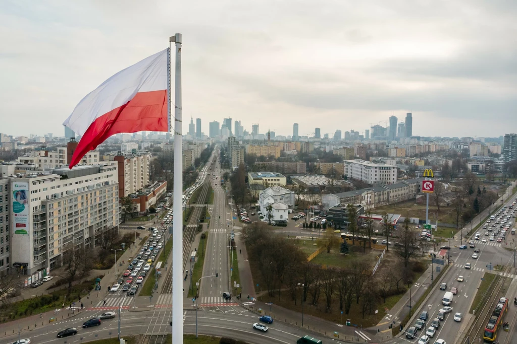 Flaga Rzeczpospolitej na Rondzie Radosława w Warszawie