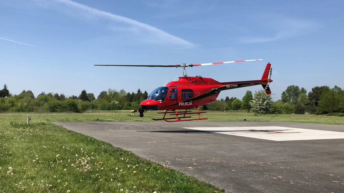 Intensywne kontrole prędkości, trzeźwości i stanu technicznego pojazdów, oznakowane i nieoznakowane radiowozy oraz dron i śmigłowiec - tak bezpieczeństwa na drogach w Łódzkiem pilnują policjanci w czasie majówki. W tej akcji bardzo przydatny jest policyjny helikopter, bo z góry więcej widać.