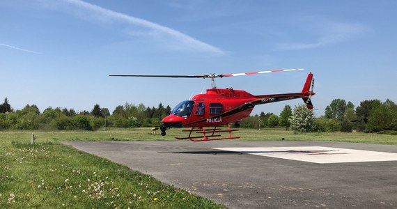 Intensywne kontrole prędkości, trzeźwości i stanu technicznego pojazdów, oznakowane i nieoznakowane radiowozy oraz dron i śmigłowiec - tak bezpieczeństwa na drogach w Łódzkiem pilnują policjanci w czasie majówki. W tej akcji bardzo przydatny jest policyjny helikopter, bo z góry więcej widać.