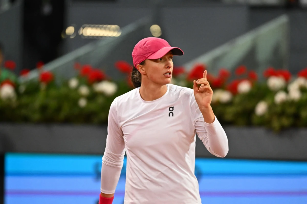 Iga Świątek wygrała z Brazylijką Beatriz Haddad Maią 4:6, 6:0, 6:2 w ćwierćfinale tenisowego turnieju WTA 1000 na kortach ziemnych w Madrycie. Mecz trwał dwie i pół godziny.