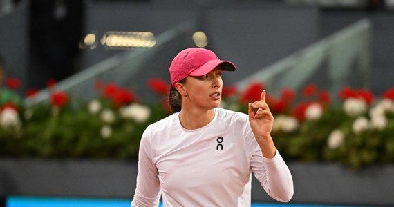 Iga Świątek wygrała z Brazylijką Beatriz Haddad Maią 4:6, 6:0, 6:2 w ćwierćfinale tenisowego turnieju WTA 1000 na kortach ziemnych w Madrycie. Mecz trwał dwie i pół godziny.