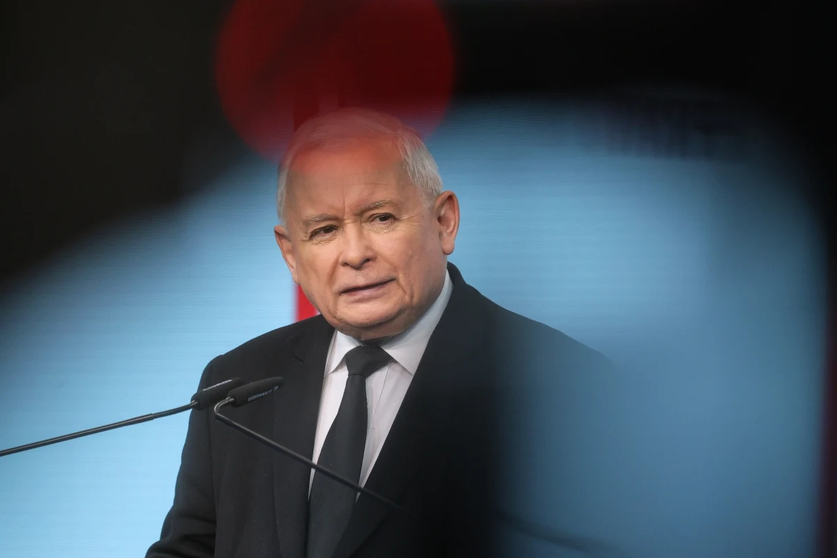 "W praktyce zapadła decyzja o tym, że nie będzie budowany Centralny Port Komunikacyjny" - ogłosił dziś prezes Prawa i Sprawiedliwości Jarosław Kaczyński. Odniósł się w ten sposób do poniedziałkowej informacji o rozbudowie lotniska Chopina w Warszawie do przepustowości ok. 30 mln pasażerów rocznie w 2029 r. Zdaniem Kaczyńskiego działania rządzących ws. CPK to element "operacji", której źródeł należy szukać w Berlinie. "Przecież terminal CPK się właśnie projektuje, cała infrastruktura airside się projektuje, wszystkie prace cały czas się toczą" - wyliczał w rozmowie z money.pl pełnomocnik rządu ds. CPK Maciej Lasek. 
