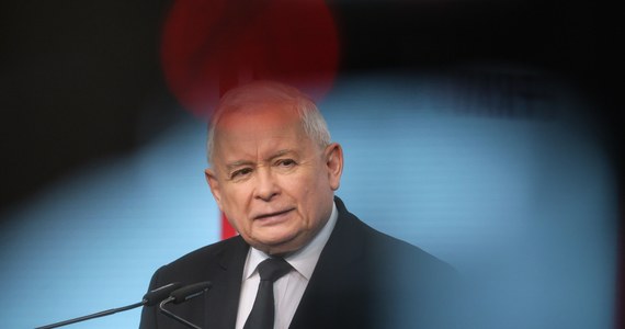 "W praktyce zapadła decyzja o tym, że nie będzie budowany Centralny Port Komunikacyjny" - ogłosił dziś prezes Prawa i Sprawiedliwości Jarosław Kaczyński. Odniósł się w ten sposób do poniedziałkowej informacji o rozbudowie lotniska Chopina w Warszawie do przepustowości ok. 30 mln pasażerów rocznie w 2029 r. Zdaniem Kaczyńskiego działania rządzących ws. CPK to element "operacji", której źródeł należy szukać w Berlinie. "Przecież terminal CPK się właśnie projektuje, cała infrastruktura airside się projektuje, wszystkie prace cały czas się toczą" - wyliczał w rozmowie z money.pl pełnomocnik rządu ds. CPK Maciej Lasek. 
