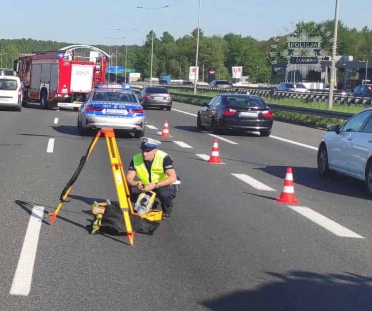 Tragiczny wypadek na autostradzie A4 w Katowicach, w pobliżu Trzech Stawów. Motocyklista z nieustalonych przyczyn najechał na tył auta osobowego. Zginął na miejscu. 