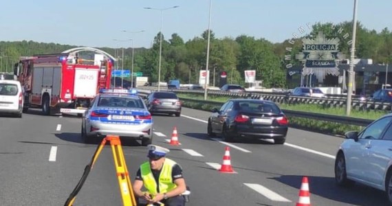 Tragiczny wypadek na autostradzie A4 w Katowicach, w pobliżu Trzech Stawów. Motocyklista z nieustalonych przyczyn najechał na tył auta osobowego. Zginął na miejscu. 