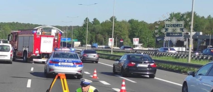 Tragiczny wypadek na autostradzie A4 w Katowicach, w pobliżu Trzech Stawów. Motocyklista z nieustalonych przyczyn najechał na tył auta osobowego. Zginął na miejscu. 