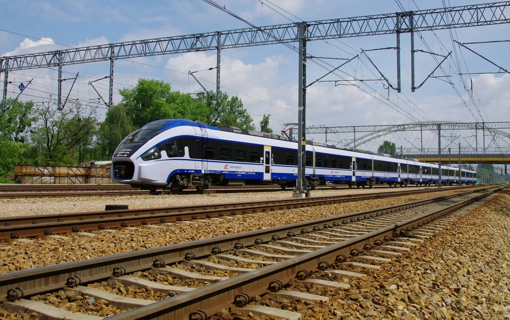 Pociąg PKP IC na Centralnej Magistrali Kolejowej w Grodzisku Mazowieckim