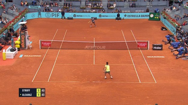 W załączonym materiale wideo skrót meczu Carlos Alcaraz - Jan-Lennard Struff rozgrywanego w ramach turnieju ATP w Madrycie.

