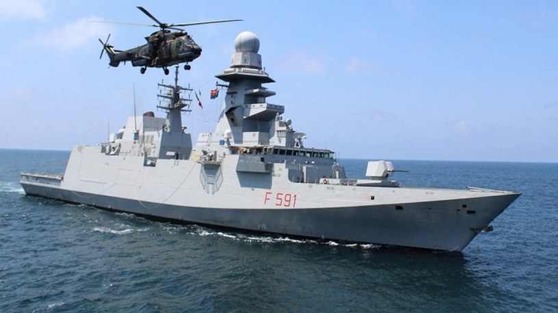 Armia Włoch pokazała w akcji na zdjęciu jedną ze swoich fregat o nazwie ITS Virginio Fasan, która strzeże wybrzeża i wód Morza Czerwonego przed dronami i rakietami bojowników Huti. Dzięki niej, statki cywilne są bezpieczne.