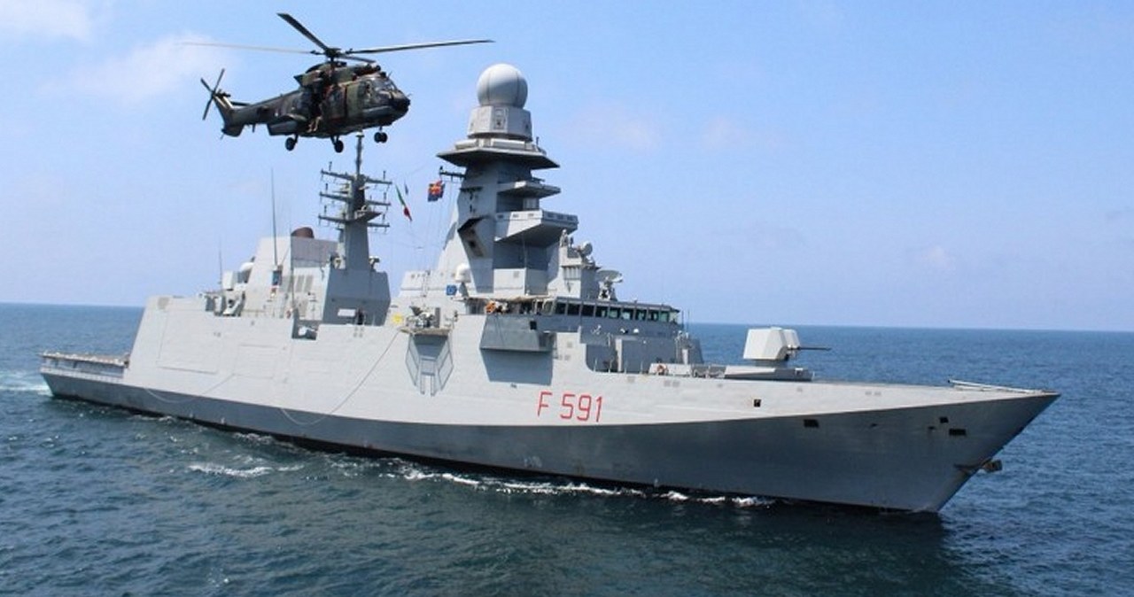 Armia Włoch pokazała w akcji na zdjęciu jedną ze swoich fregat o nazwie ITS Virginio Fasan, która strzeże wybrzeża i wód Morza Czerwonego przed dronami i rakietami bojowników Huti. Dzięki niej, statki cywilne są bezpieczne.