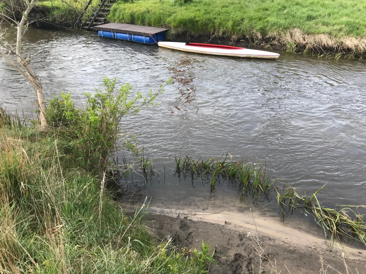 ​Jedni wybierają rower, inni pieszą wędrówkę, ale są i tacy, którzy tegoroczną majówkę spędzają, pływając kajakiem. Takie spływy organizowane są m.in. na Pilicy.