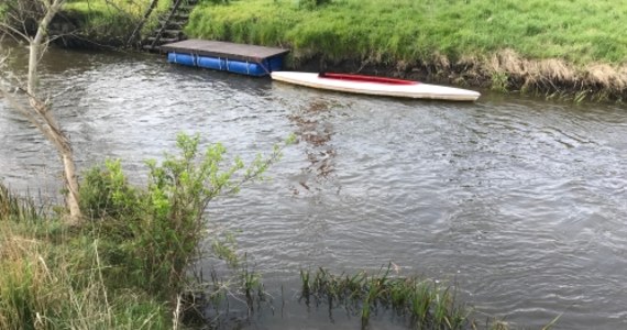 ​Jedni wybierają rower, inni pieszą wędrówkę, ale są i tacy, którzy tegoroczną majówkę spędzają, pływając kajakiem. Takie spływy organizowane są m.in. na Pilicy.