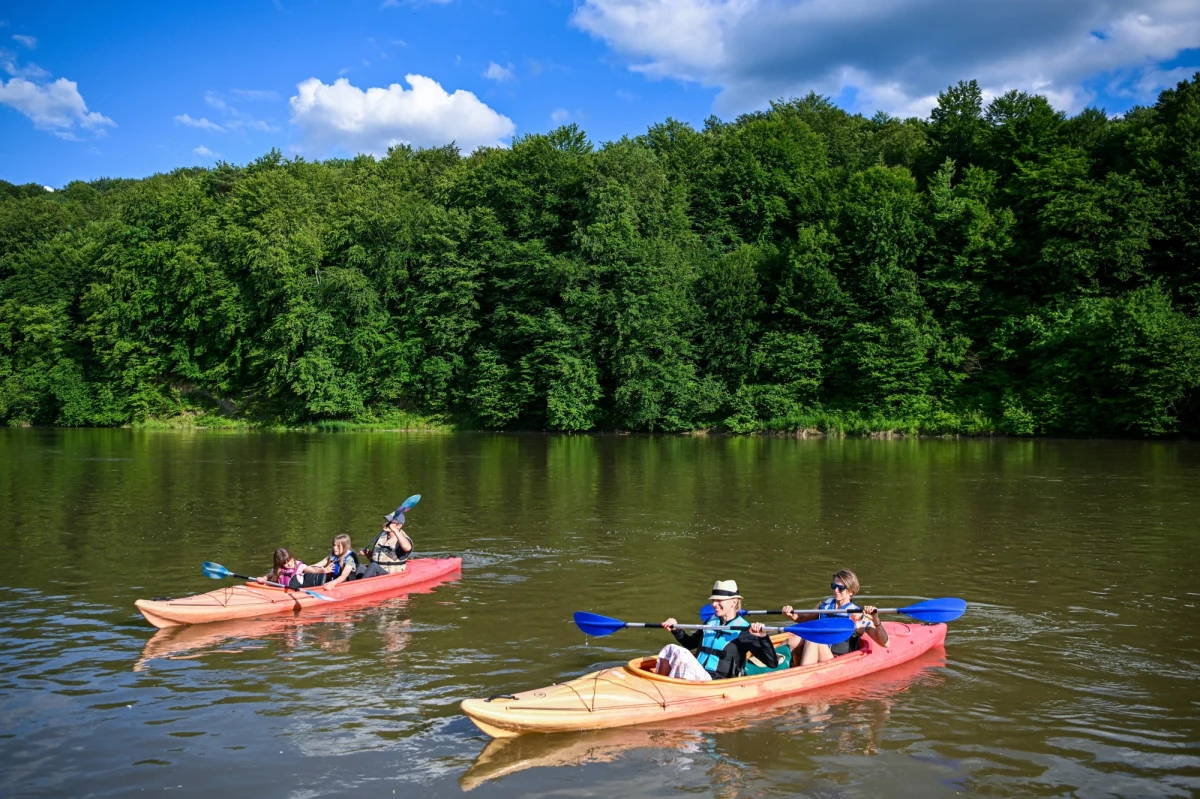 Majówka to idealny czas na rozpoczęcie sezonu kajakowego. W rozmowie z Moniką Łaskawską-Wolszczak, miłośniczką kajakarstwa związaną z magazynem "Wiosło", odkrywamy, jak zacząć przygodę z kajakami, gdzie szukać najlepszych szlaków i jak bezpiecznie pływać z całą rodziną. "Jak się złapie tego bakcyla, to trudno z tego już rezygnować i wciąga się kolejne osoby" - mówi w Radiu RMF24 specjalistka, dzieląc się swoją pasją do kajakarstwa.