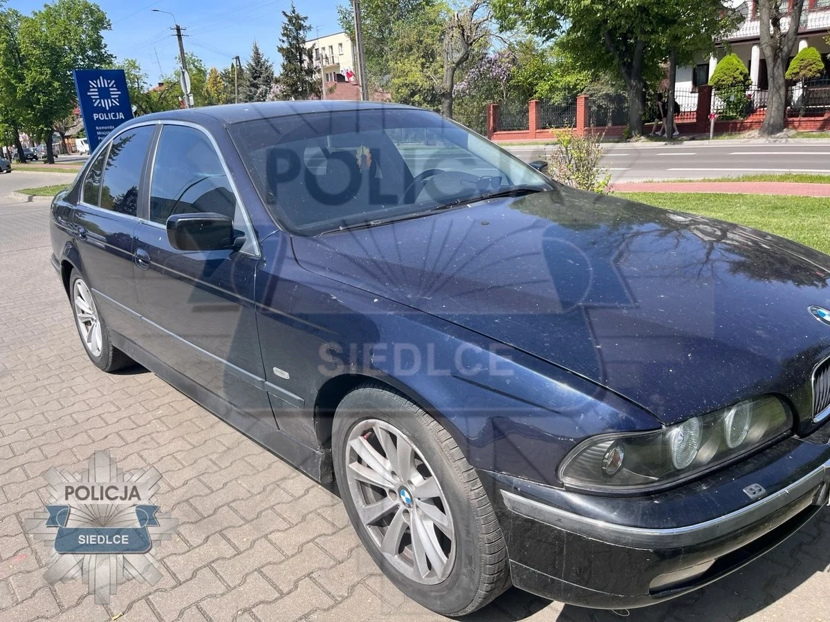 W Starym Opolu k. Siedlec na drodze krajowej numer 2 bmw wpadło do rowu. Gdy na miejsce dojechali policjanci, samochód był już na lawecie, a jego kierowca był kompletnie pijany. Okazało się, że jest poszukiwany do odbycia kary aresztu i ma dożywotni zakaz kierowania pojazdami.

