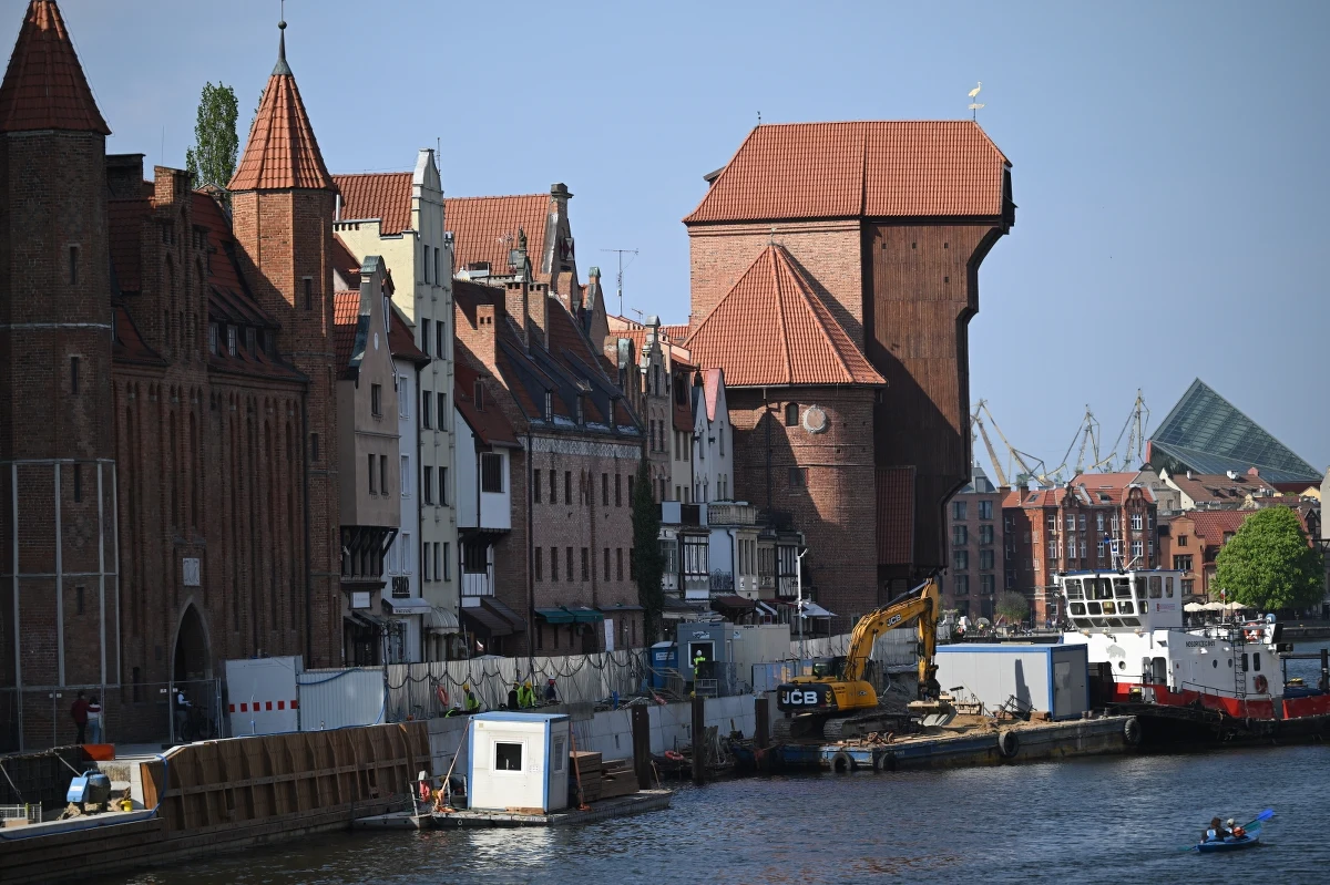 Żuraw - symbol Gdańska - po trwającej ponad dwa lata modernizacji znów jest dostępny dla zwiedzających. Powstały w pierwszej połowie XV wieku dźwig portowy jest największym i najstarszym z zachowanych obiektów tego typu w Europie. Jest zarazem jedną z bram wodnych Gdańska i filią Narodowego Muzeum Morskiego.