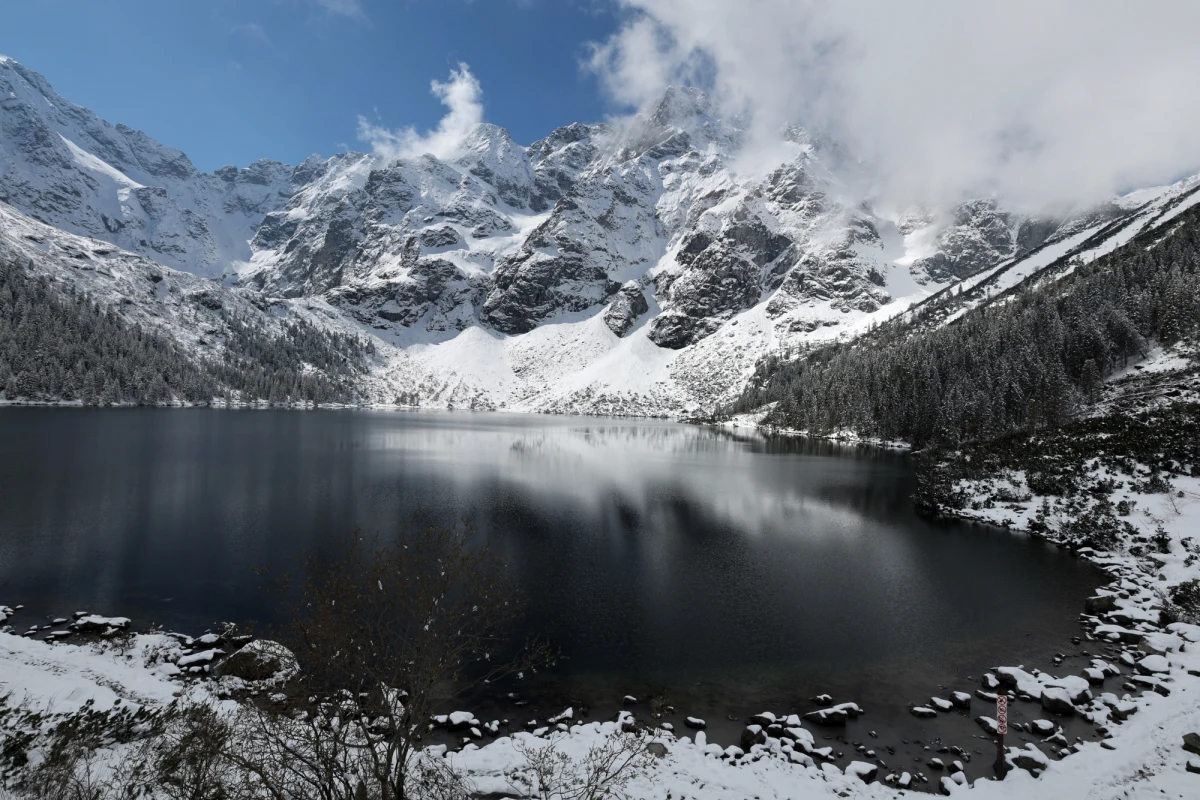 Tłumy turystów zjechały na majówkę do Zakopanego i na Podhale. W Tatrach jest piękna pogoda, na szlakach zrobiło się gęsto. "Dzisiaj (1 maja) brakuje już wolnych miejsc na parkingach TPN w rejonie Morskiego Oka" - przestrzega Tatrzański Park Narodowy.